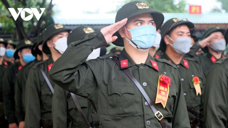 Thousands of young people join army in Vietnam